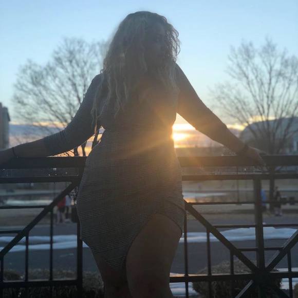 Meet your Posher, Alondra - Picture 1 of 1